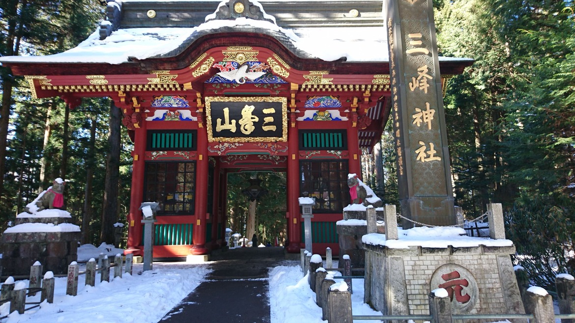残雪の三峰神社仁王門
