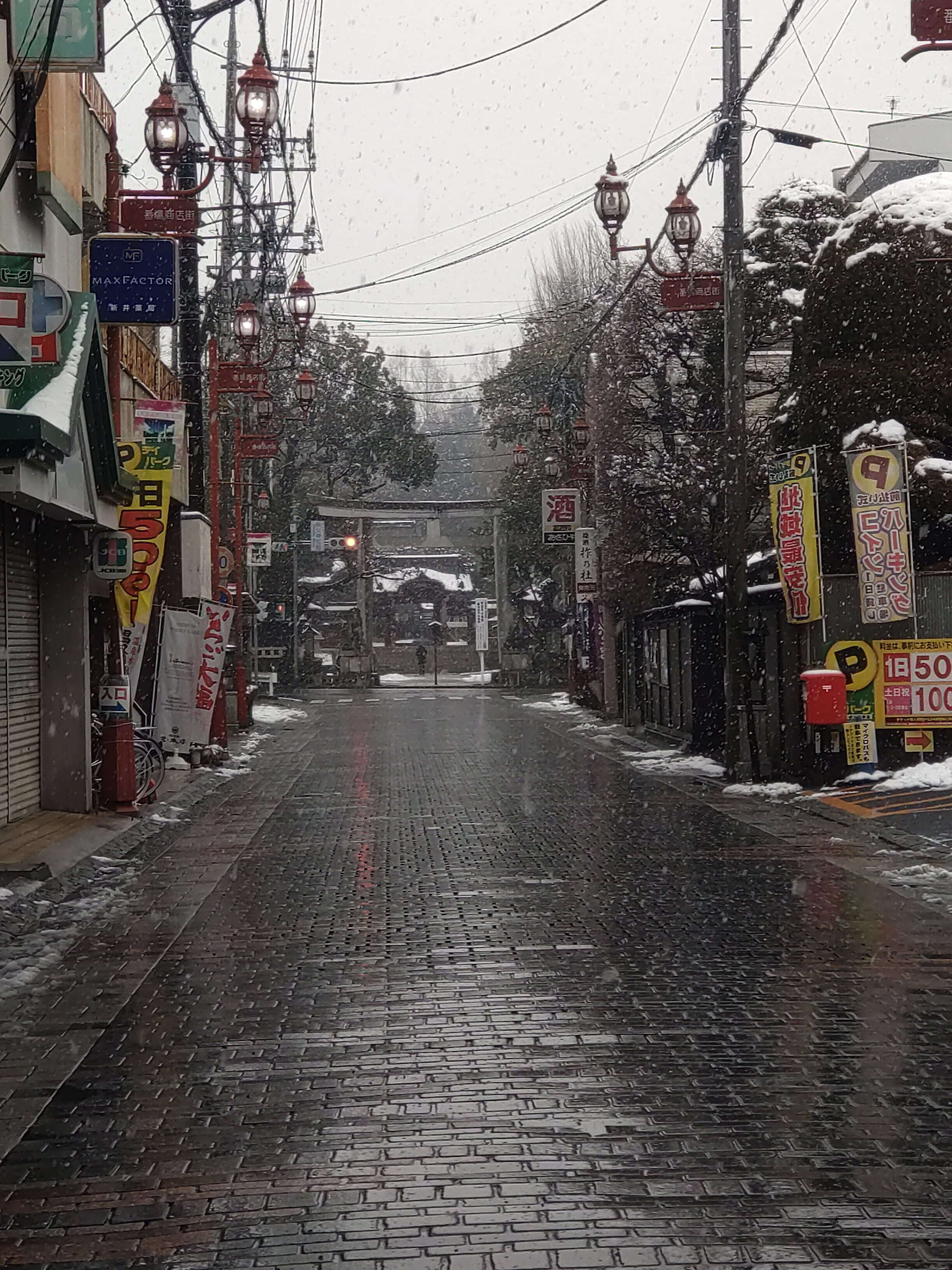 番場通りから見た雪の日の秩父神社