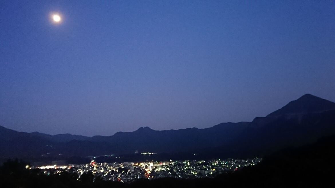 月と武甲山と夜景