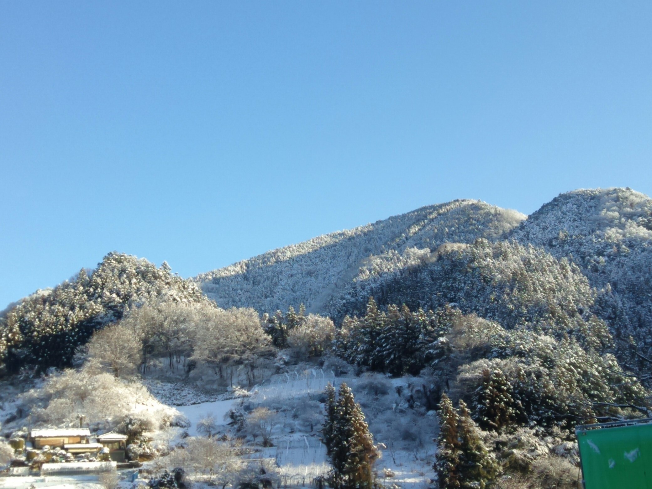 雪化粧した山、あしがくぼ