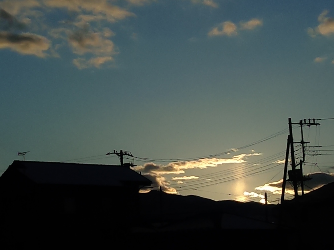 日没の光が感動的な夕暮れ 。秩父市かげもり、にて