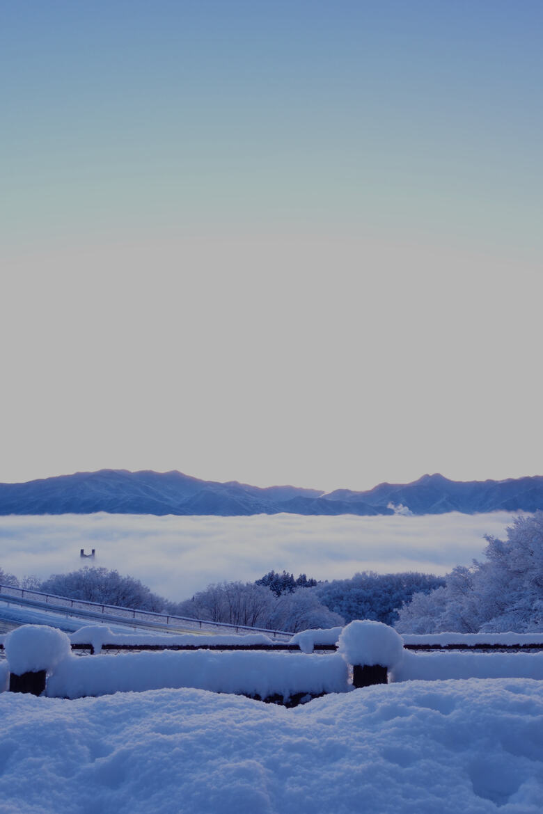 積雪と雲海