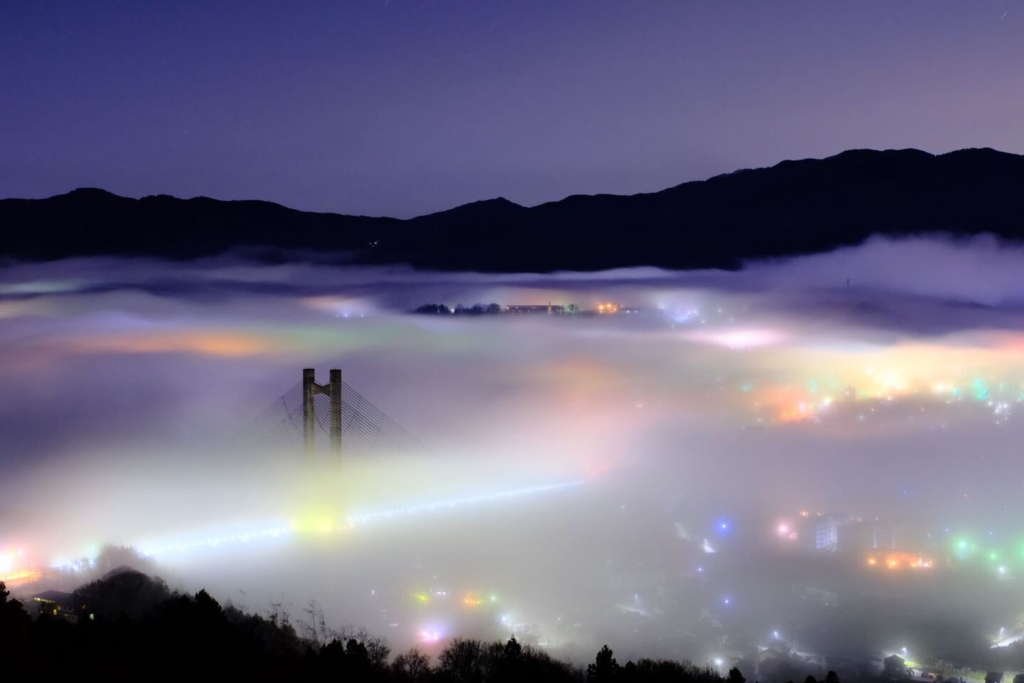 雲海の中の秩父公園橋